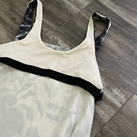 Lululemon Amala Tank Pretty Plume Angel Wing Black Size 10 - Picture 6 of 8